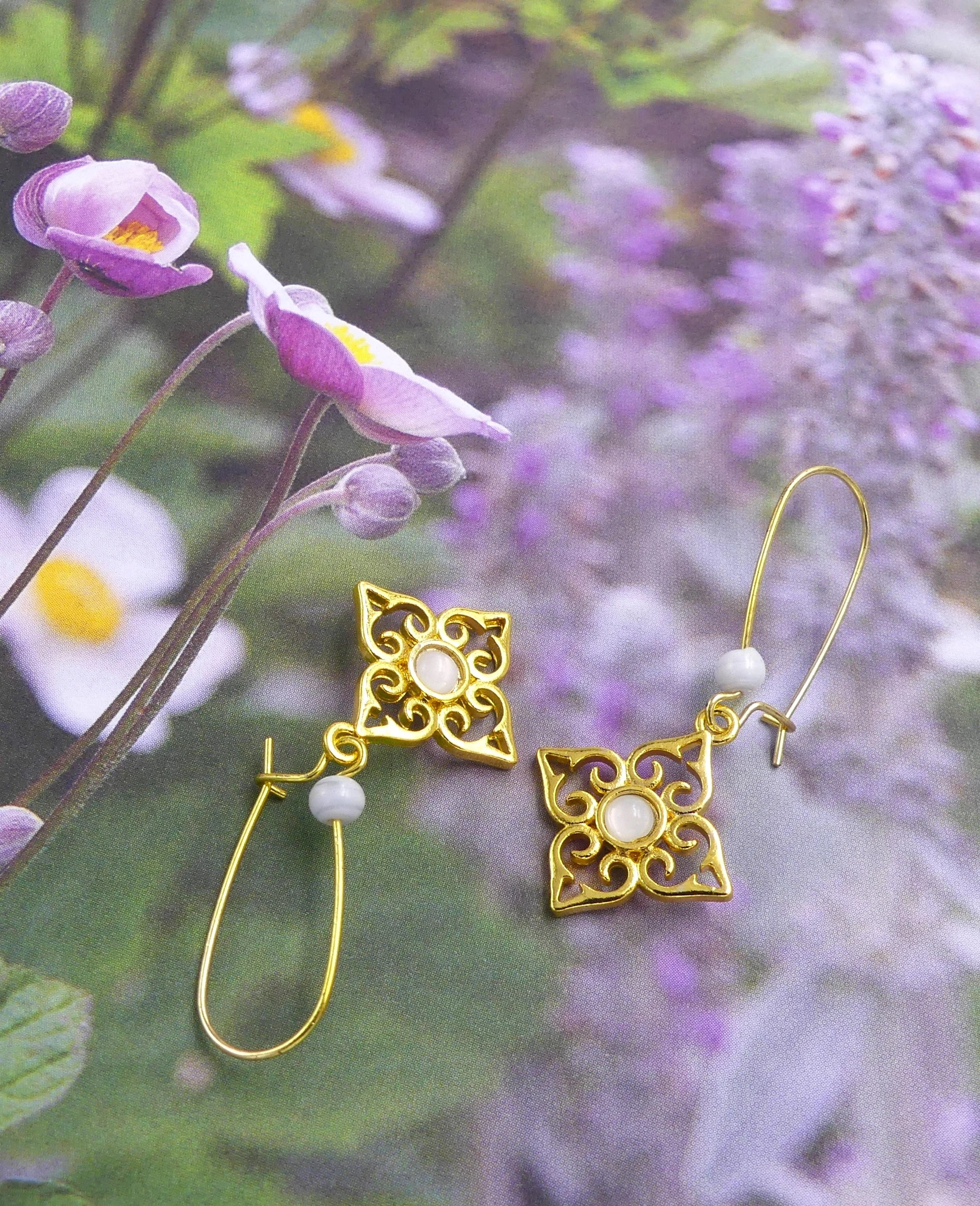 Brincos de metal dourado e pérolas brancas – photo 3